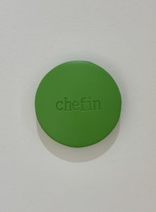 Aluminiumlinse farbig lackiert und beschriftet mit "chefin" vom Künstler Jan M. Petersen