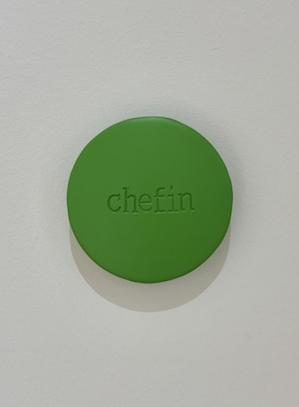 Aluminiumlinse farbig lackiert und beschriftet mit "chefin" vom Künstler Jan M. Petersen