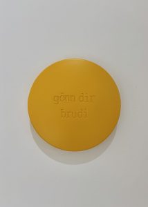 Aluminiumlinse farbig lackiert und beschriftet mit "gönn dir brudi" vom Künstler Jan M. Petersen