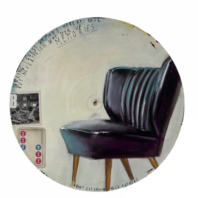 Liebe Kunstfreunde, erstmalig hat der Künstler Frank Damm auf alten Vinyl und Schellack Schallplatten gemalt. Es entstanden sensationelle Kunstwerke mit einer beeindruckenden Tiefe. Das Pizzastück das auf der Schellack-Platte liegt oder der Espresso der darauf steht. Jedes Stück ein tolles Unikat. Handsigniert und rückseitig betitelt & gestempelt. Geliefert werden die Arbeiten jeweils in einer schwarzen Hülle und einem Zertifikat auf Büttenpapier. Auf Wunsch können wir die Unikate auch für Sie einrahmen lassen. Titel: Don't get around much anymore Motiv: Sessel