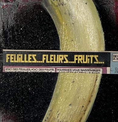 Frank Damm - "o.T. FFF" (10 x 16,5 cm) Dynamik, Licht und das pulsierende Leben unserer Zeit sind Frank Damms vorherrschende Themen. Seine Bilder wirken fotorealistisch, gehen aber darüber hinaus. Motiv: Eine gemalte Banane mit dem Spruch "Feuilles...Fleurs...Fruits..." Galerie 5, Mönchengladbach, NRW.