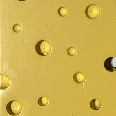 Frank Damm - "o.T. Käse" (10 x 16,5 cm) Dynamik, Licht und das pulsierende Leben unserer Zeit sind Frank Damms vorherrschende Themen. Seine Bilder wirken fotorealistisch, gehen aber darüber hinaus. Motiv: Käse mit dem Spruch "Bitte Lächeln" Galerie 5, Mönchengladbach, NRW.