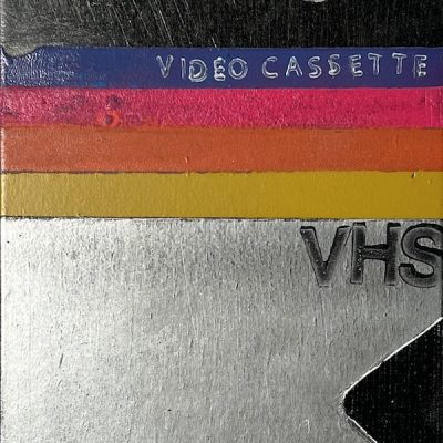 Frank Damm - "o.T. VHS" (10 x 16,5 cm) Dynamik, Licht und das pulsierende Leben unserer Zeit sind Frank Damms vorherrschende Themen. Seine Bilder wirken fotorealistisch, gehen aber darüber hinaus. Motiv: Vintage/ Altes/ Klassisches Video Cassette T-120 Galerie 5, Mönchengladbach, NRW. www.galerie5@de