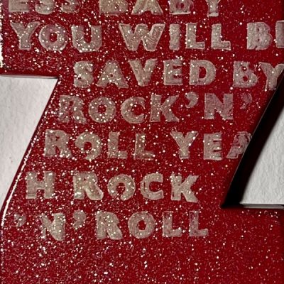 Frank Damm - "o.T. Z" (10 x 16,5 cm) Dynamik, Licht und das pulsierende Leben unserer Zeit sind Frank Damms vorherrschende Themen. Seine Bilder wirken fotorealistisch, gehen aber darüber hinaus. Motiv: "Z" Form mit dem Spruch "Never mind the darkness baby. You will be saved by rock'n'roll yeah rock'n'roll " Galerie 5, Mönchengladbach, NRW. www.galerie5.de