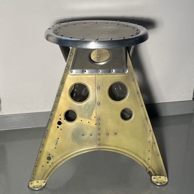 Das Projekt Aero 1946 kombiniert die Handwerksarbeit nach dem klassischen Flugzeugbau der 1940er Jahre mit dem Prinzip des Upcyclings. Das Material stammt in der Regel von Heckauslegern, Finne oder Elevatoren alter BELL-Hubschrauber. Die ultraleichten Hocker sind stylische Unikate und sehr belastbar. Die unterschiedlichen Farben, Beschriftungen und Nietlöcher verweisen auf die ursprüngliche Verwendung. Jeder Hocker ist auf der Unterseite mit dem passenden Typenschild versehen.
