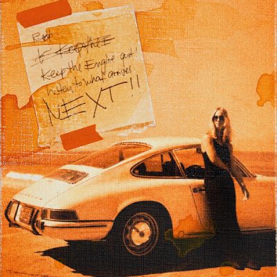 Keep the engine quiet! Listen to what arrives next!! Leinwand auf Keilrahmen, Acryllasur, Tape, Papier, Gemäldefirnis. Diese Motive sind nur als Crazy little Thing in 30x25cm oder 50x60cm geplant. Größe Formate als Sonderwunsch. Die Gesamtauflage beider Formate ist 99 Stück und wird durchgehend auf beiden Formaten nummeriert.