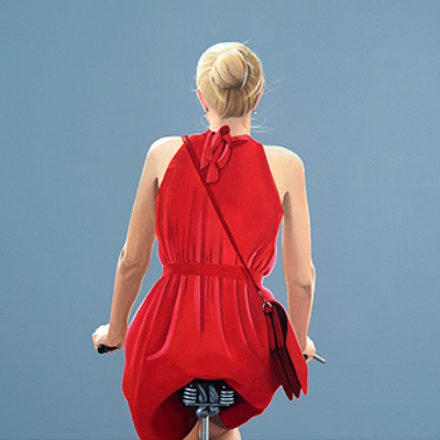 Sabine Liebchen – o.T., Fahrradfahrerin in rotem Kleid, blau start