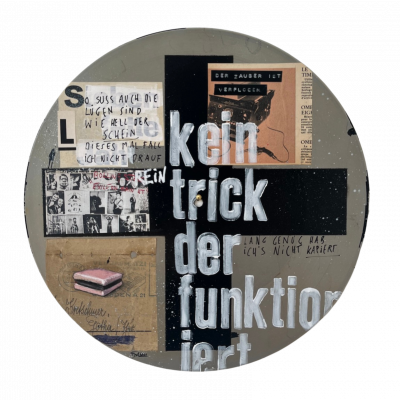 Liebe Kunstfreunde, erstmalig hat der Künstler Frank Damm auf alten Vinyl und Schellack Schallplatten gemalt. Es entstanden sensationelle Kunstwerke mit einer beeindruckenden Tiefe. Das Pizzastück das auf der Schellack-Platte liegt oder der Espresso der darauf steht. Jedes Stück ein tolles Unikat. Handsigniert und rückseitig betitelt & gestempelt. Geliefert werden die Arbeiten jeweils in einer schwarzen Hülle und einem Zertifikat auf Büttenpapier. Auf Wunsch können wir die Unikate auch für Sie einrahmen lassen. Titel: Süße Lügen II Motiv: kein trick der funktioniert